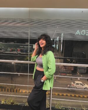 Mrinmayee Godbole Instagram - Never have I ever - let my hairstylist give me bangs!
And ‘bang bang’ she shot me down - @aabhapusalkar 
Such a ball i had at @avedaxnykaa.salon.mumbai getting schmoozed by a heavenly hair spa, catching up over chai  followed by a choppity chop chop!! 
Frisson du friseur 🐙
#curlybangs #friseur #avedaxnykaainmumbai #haircut