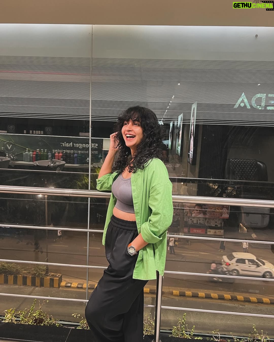 Mrinmayee Godbole - 4.4K Likes - Never have I ever - let my hairstylist give me bangs!
And ‘bang bang’ she shot me down - @aabhapusalkar
Such a ball i had at @avedaxnykaa.salon.mumbai getting schmoozed by a heavenly hair spa, catching up over chai followed by a choppity chop chop!!
Frisson du friseur 🐙
#curlybangs #friseur #avedaxnykaainmumbai #haircut