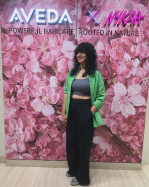Mrinmayee Godbole Instagram - Never have I ever - let my hairstylist give me bangs!
And ‘bang bang’ she shot me down - @aabhapusalkar 
Such a ball i had at @avedaxnykaa.salon.mumbai getting schmoozed by a heavenly hair spa, catching up over chai  followed by a choppity chop chop!! 
Frisson du friseur 🐙
#curlybangs #friseur #avedaxnykaainmumbai #haircut