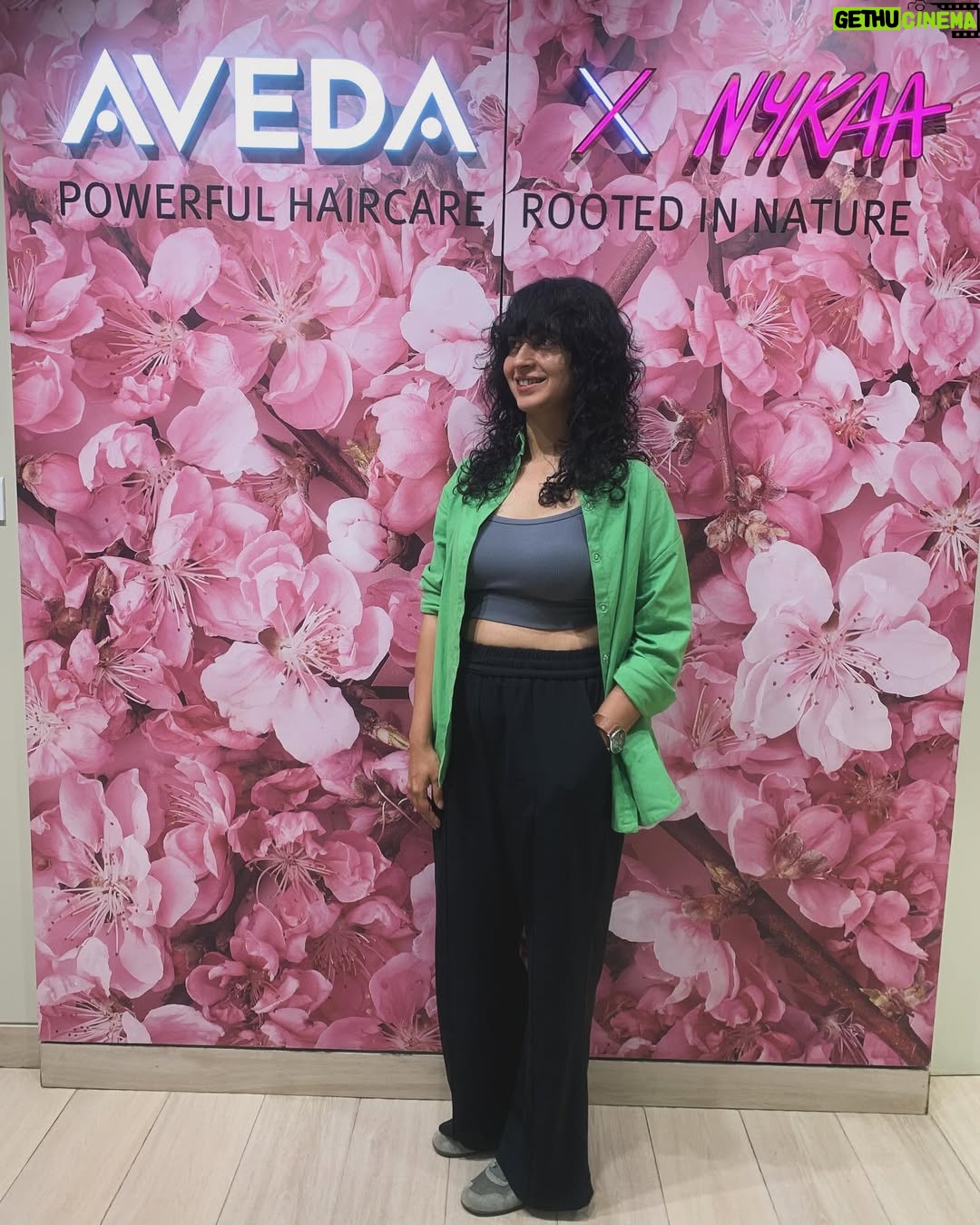 Mrinmayee Godbole - 4.4K Likes - Never have I ever - let my hairstylist give me bangs!
And ‘bang bang’ she shot me down - @aabhapusalkar
Such a ball i had at @avedaxnykaa.salon.mumbai getting schmoozed by a heavenly hair spa, catching up over chai followed by a choppity chop chop!!
Frisson du friseur 🐙
#curlybangs #friseur #avedaxnykaainmumbai #haircut