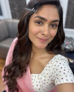 Actress Mrunal Thakur HD Photos and Wallpapers April 2025