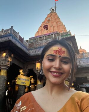 Muskan Bamne Instagram - जय महाकाल 🙏 जय महाकाल भैरव 🙏  जय मां गढ़ कालिका 🙏 

#Ujjain #Mahakal #JaiMataDi #Blessed #GodsChild #Famliy 
#MuskanBamne

Stylist - @dimple_m_soni
Saree by - @ethnicsaroj