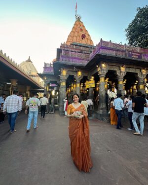 Muskan Bamne Instagram - जय महाकाल 🙏 जय महाकाल भैरव 🙏  जय मां गढ़ कालिका 🙏 

#Ujjain #Mahakal #JaiMataDi #Blessed #GodsChild #Famliy 
#MuskanBamne

Stylist - @dimple_m_soni
Saree by - @ethnicsaroj