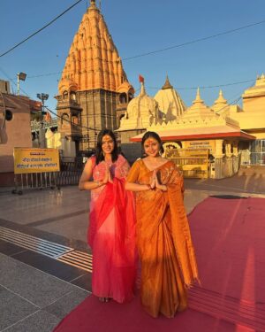 Muskan Bamne Instagram - जय महाकाल 🙏 जय महाकाल भैरव 🙏  जय मां गढ़ कालिका 🙏 

#Ujjain #Mahakal #JaiMataDi #Blessed #GodsChild #Famliy 
#MuskanBamne

Stylist - @dimple_m_soni
Saree by - @ethnicsaroj