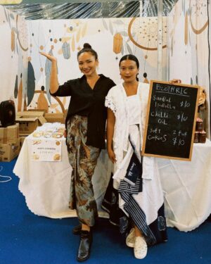 Nadia Aqilah Instagram - Thank you much yang datang beli Sambal Isabella & Chili oil @missnadiaaqilah ! Thank you @chalkboardconnection & @theweddingsandeventsco for the beautiful set up untuk booth kitaorg. Esok last day ok..Make sure datang jumpa kitaorg kat booth R16 Gemilang Kampung Gelam. We'll be there earlier around 4pm. JANJI! Haha. Oh my beautiful kebaya all the way from Jakarta yang di kirim oleh the best personal shopper @chymeytary ! Ma kasih Cinta 🤍

@events_by_eventify