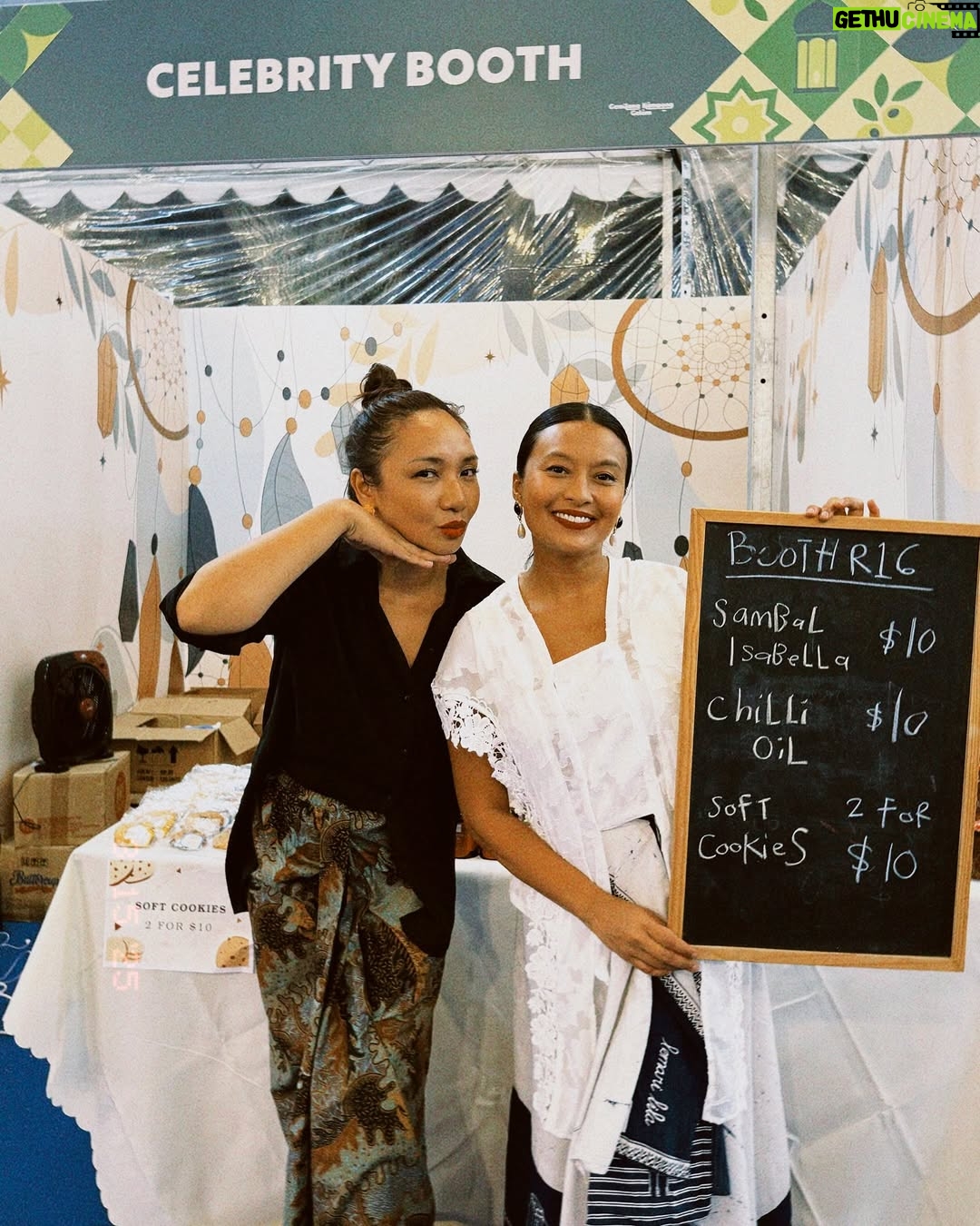 Nadia Aqilah - 7.8K Likes - Thank you much yang datang beli Sambal Isabella & Chili oil @missnadiaaqilah ! Thank you @chalkboardconnection & @theweddingsandeventsco for the beautiful set up untuk booth kitaorg. Esok last day ok..Make sure datang jumpa kitaorg kat booth R16 Gemilang Kampung Gelam. We'll be there earlier around 4pm. JANJI! Haha. Oh my beautiful kebaya all the way from Jakarta yang di kirim oleh the best personal shopper @chymeytary ! Ma kasih Cinta 🤍
@events_by_eventify