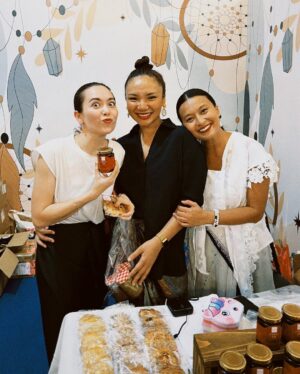 Nadia Aqilah Instagram - Thank you much yang datang beli Sambal Isabella & Chili oil @missnadiaaqilah ! Thank you @chalkboardconnection & @theweddingsandeventsco for the beautiful set up untuk booth kitaorg. Esok last day ok..Make sure datang jumpa kitaorg kat booth R16 Gemilang Kampung Gelam. We'll be there earlier around 4pm. JANJI! Haha. Oh my beautiful kebaya all the way from Jakarta yang di kirim oleh the best personal shopper @chymeytary ! Ma kasih Cinta 🤍

@events_by_eventify