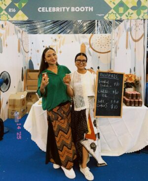 Nadia Aqilah Instagram - Day 1 done! Thank you so much yang datang tadi...Esok masih ada lagi tau. Kitaorg akan ada kat Gemilang Kampung Glam, Baghdad street, booth R16 5pm til 11pm..Stock sambal and chili oil tak banyak..Mari lahh sini borong ok!! See you guys tomorrow 💋