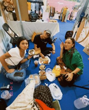 Nadia Aqilah Instagram - Day 1 done! Thank you so much yang datang tadi...Esok masih ada lagi tau. Kitaorg akan ada kat Gemilang Kampung Glam, Baghdad street, booth R16 5pm til 11pm..Stock sambal and chili oil tak banyak..Mari lahh sini borong ok!! See you guys tomorrow 💋