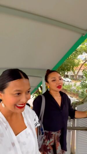 Nadia Aqilah Instagram - Tak penah tak kecoh hahaha! @samantha_miles & @bahriuma perhati je perangai double N ni ek!! Today is our last day..Please singgah ok! Kena datang sebab barang baek datang setahun sekali je ni..haha! Will be there earlier around 3pm gituuuu..See you guys there ❤️ 

Gemilang Kampong Gelam
Booth R16 
Baghdad Street Carpark

@events_by_eventify