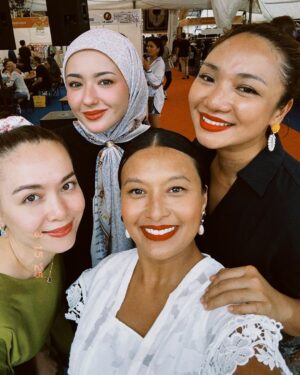 Nadia Aqilah Instagram - Thank you much yang datang beli Sambal Isabella & Chili oil @missnadiaaqilah ! Thank you @chalkboardconnection & @theweddingsandeventsco for the beautiful set up untuk booth kitaorg. Esok last day ok..Make sure datang jumpa kitaorg kat booth R16 Gemilang Kampung Gelam. We'll be there earlier around 4pm. JANJI! Haha. Oh my beautiful kebaya all the way from Jakarta yang di kirim oleh the best personal shopper @chymeytary ! Ma kasih Cinta 🤍

@events_by_eventify