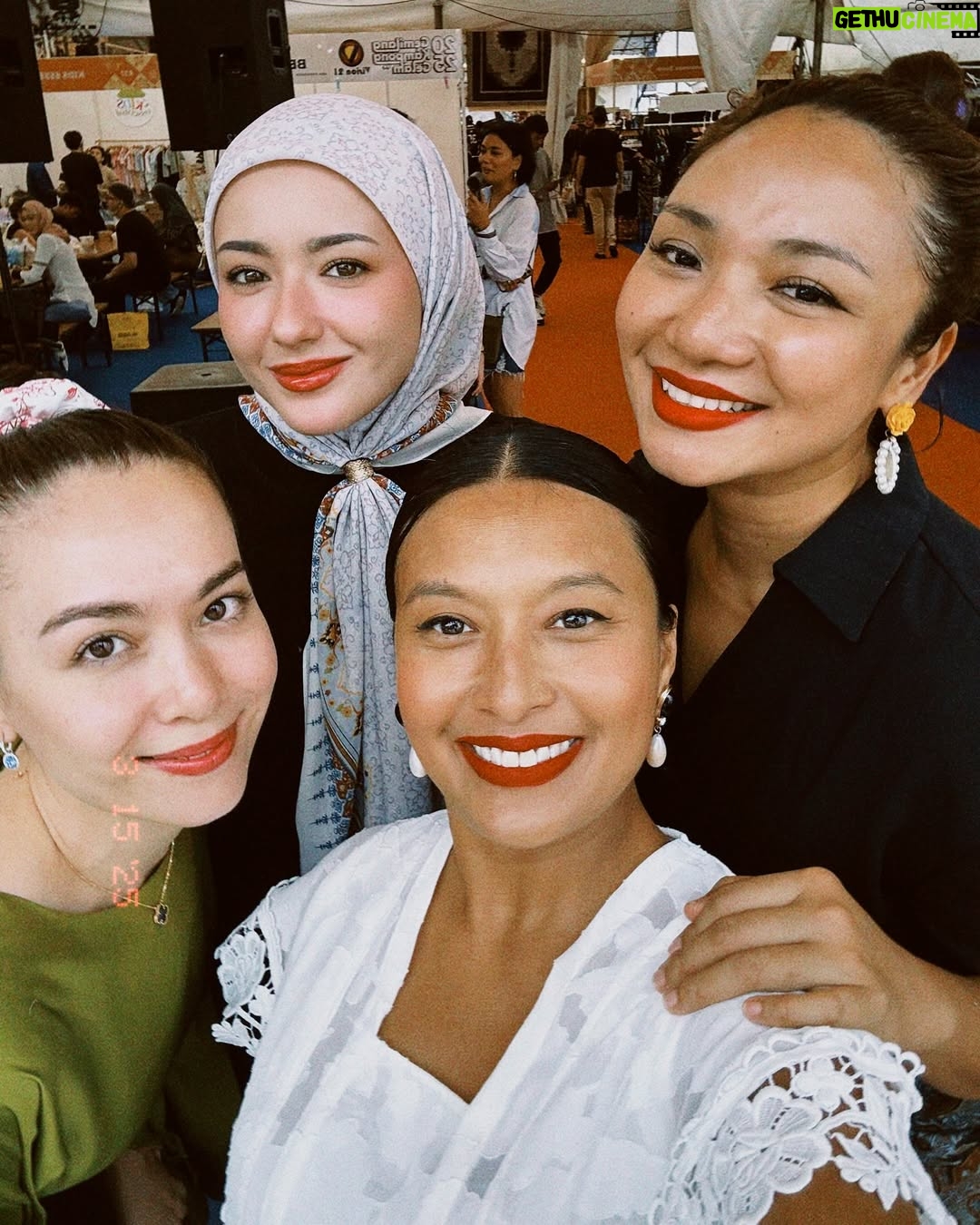 Nadia Aqilah - 7.8K Likes - Thank you much yang datang beli Sambal Isabella & Chili oil @missnadiaaqilah ! Thank you @chalkboardconnection & @theweddingsandeventsco for the beautiful set up untuk booth kitaorg. Esok last day ok..Make sure datang jumpa kitaorg kat booth R16 Gemilang Kampung Gelam. We'll be there earlier around 4pm. JANJI! Haha. Oh my beautiful kebaya all the way from Jakarta yang di kirim oleh the best personal shopper @chymeytary ! Ma kasih Cinta 🤍
@events_by_eventify