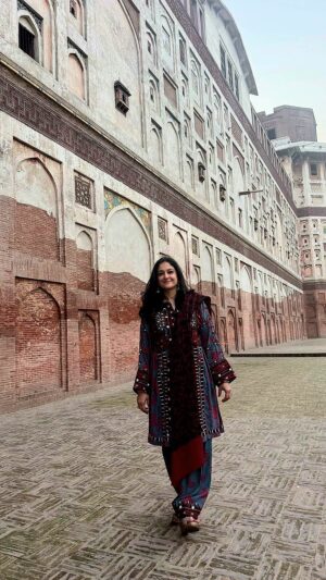 Nadia Jamil Instagram - The Arz Gah is a beautiful office and conference room, at the Lahore fort. It was once used by Mughal officers to hear petitions and is now the official office for the @walledcityoflahoree @kamranlashari75 

You can feel the history in its ancient vaulted ceiling and walls.

A huge thank you to Kamran Lashari, The walled City Authority and Agha Khan Cultural Service Pakistan for the work done on restoring this wall of the fort and all the amazing work they do on restoring as protecting our heritage sites.