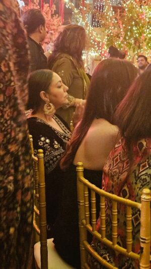 Nadia Khan Instagram - Bollywood starts going crazy over our Rahat fateh beats ... Gauri khan with  bollywood wives at the event ...