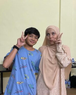Nadiya Nisaa Instagram - Overwhelmed & proud by the young talents in #Abahsayaunclemike 🥰 tak sabar untuk anda semua menontonnya nanti di pawagam. Bakal menghiris-hiris hati anda berkeping-keping 😭😭

Saya sangat bersyukur sekali dapat terlibat dalam sebuah naskah yang diangkat daripada kisah benar. Saya sendiri sangat terinspirasi dengan keperibadian Uncle Mike yg mendahulukan kemanusiaan berbanding latar belakang seseorang. Juga pengorbanan adik-beradik ini untuk bersatu dan tidak terpisah sangat terkesan dijiwa saya 🥹

Mana mungkin sanggup dilihat oleh seseorang yg berhati ibu seperti Ummi. Ummi, “Ummi sayang korang semua. Tapi Ummi tak mampu nak lindung semua.” 😔

“Abah Saya Uncle Mike”
Directed by @ezriegazali 
@astroshaw 
@lemediatorstudio