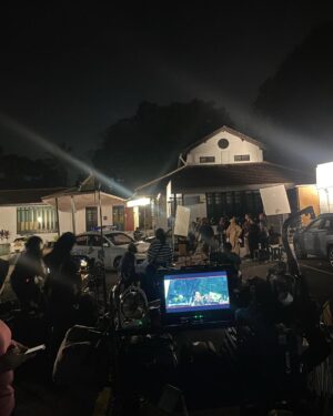 Nadiya Nisaa Instagram - Overwhelmed & proud by the young talents in #Abahsayaunclemike 🥰 tak sabar untuk anda semua menontonnya nanti di pawagam. Bakal menghiris-hiris hati anda berkeping-keping 😭😭

Saya sangat bersyukur sekali dapat terlibat dalam sebuah naskah yang diangkat daripada kisah benar. Saya sendiri sangat terinspirasi dengan keperibadian Uncle Mike yg mendahulukan kemanusiaan berbanding latar belakang seseorang. Juga pengorbanan adik-beradik ini untuk bersatu dan tidak terpisah sangat terkesan dijiwa saya 🥹

Mana mungkin sanggup dilihat oleh seseorang yg berhati ibu seperti Ummi. Ummi, “Ummi sayang korang semua. Tapi Ummi tak mampu nak lindung semua.” 😔

“Abah Saya Uncle Mike”
Directed by @ezriegazali 
@astroshaw 
@lemediatorstudio