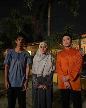 Nadiya Nisaa Instagram - Overwhelmed & proud by the young talents in #Abahsayaunclemike 🥰 tak sabar untuk anda semua menontonnya nanti di pawagam. Bakal menghiris-hiris hati anda berkeping-keping 😭😭

Saya sangat bersyukur sekali dapat terlibat dalam sebuah naskah yang diangkat daripada kisah benar. Saya sendiri sangat terinspirasi dengan keperibadian Uncle Mike yg mendahulukan kemanusiaan berbanding latar belakang seseorang. Juga pengorbanan adik-beradik ini untuk bersatu dan tidak terpisah sangat terkesan dijiwa saya 🥹

Mana mungkin sanggup dilihat oleh seseorang yg berhati ibu seperti Ummi. Ummi, “Ummi sayang korang semua. Tapi Ummi tak mampu nak lindung semua.” 😔

“Abah Saya Uncle Mike”
Directed by @ezriegazali 
@astroshaw 
@lemediatorstudio