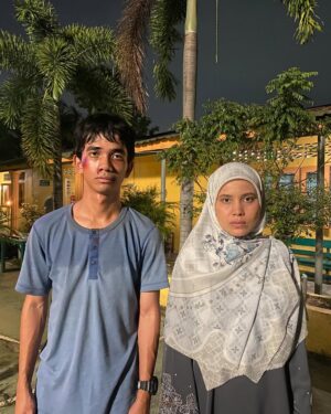 Nadiya Nisaa Instagram - Overwhelmed & proud by the young talents in #Abahsayaunclemike 🥰 tak sabar untuk anda semua menontonnya nanti di pawagam. Bakal menghiris-hiris hati anda berkeping-keping 😭😭

Saya sangat bersyukur sekali dapat terlibat dalam sebuah naskah yang diangkat daripada kisah benar. Saya sendiri sangat terinspirasi dengan keperibadian Uncle Mike yg mendahulukan kemanusiaan berbanding latar belakang seseorang. Juga pengorbanan adik-beradik ini untuk bersatu dan tidak terpisah sangat terkesan dijiwa saya 🥹

Mana mungkin sanggup dilihat oleh seseorang yg berhati ibu seperti Ummi. Ummi, “Ummi sayang korang semua. Tapi Ummi tak mampu nak lindung semua.” 😔

“Abah Saya Uncle Mike”
Directed by @ezriegazali 
@astroshaw 
@lemediatorstudio