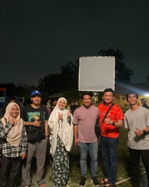 Nadiya Nisaa Instagram - Overwhelmed & proud by the young talents in #Abahsayaunclemike 🥰 tak sabar untuk anda semua menontonnya nanti di pawagam. Bakal menghiris-hiris hati anda berkeping-keping 😭😭

Saya sangat bersyukur sekali dapat terlibat dalam sebuah naskah yang diangkat daripada kisah benar. Saya sendiri sangat terinspirasi dengan keperibadian Uncle Mike yg mendahulukan kemanusiaan berbanding latar belakang seseorang. Juga pengorbanan adik-beradik ini untuk bersatu dan tidak terpisah sangat terkesan dijiwa saya 🥹

Mana mungkin sanggup dilihat oleh seseorang yg berhati ibu seperti Ummi. Ummi, “Ummi sayang korang semua. Tapi Ummi tak mampu nak lindung semua.” 😔

“Abah Saya Uncle Mike”
Directed by @ezriegazali 
@astroshaw 
@lemediatorstudio