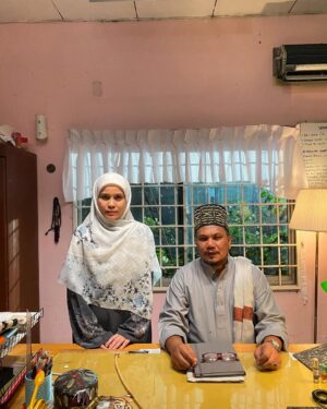 Nadiya Nisaa Instagram - Overwhelmed & proud by the young talents in #Abahsayaunclemike 🥰 tak sabar untuk anda semua menontonnya nanti di pawagam. Bakal menghiris-hiris hati anda berkeping-keping 😭😭

Saya sangat bersyukur sekali dapat terlibat dalam sebuah naskah yang diangkat daripada kisah benar. Saya sendiri sangat terinspirasi dengan keperibadian Uncle Mike yg mendahulukan kemanusiaan berbanding latar belakang seseorang. Juga pengorbanan adik-beradik ini untuk bersatu dan tidak terpisah sangat terkesan dijiwa saya 🥹

Mana mungkin sanggup dilihat oleh seseorang yg berhati ibu seperti Ummi. Ummi, “Ummi sayang korang semua. Tapi Ummi tak mampu nak lindung semua.” 😔

“Abah Saya Uncle Mike”
Directed by @ezriegazali 
@astroshaw 
@lemediatorstudio