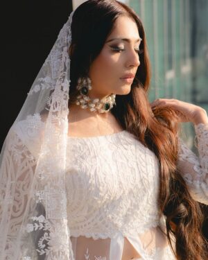 Naeema Butt Instagram - For @shaz_mehndi_makeupartist x @naeemabutt fav 🤍

Outfit @mywish_couture_bymehwish 
Photographer @sharmeen.c 
Styling @stylebyhassan 

#naeemabutt #shazmakeupartist #styledbyhassanabdullah