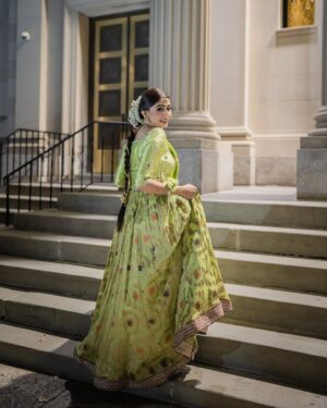 Naeema Butt Instagram - One of my most favorite makeup shoots l’ve done in the 🇺🇸x @naeemabutt - for @blush_and_blend 🤍

Styling by the best - @stylebyhassan //
@hassanabdullahofficial
@asianbrides_by_haroon - your outfits > 🤌🏻

NYC | shoot | bridal | celebrity

#naeemabutt #mehendi #bridal #shoot #blushandblend #nyc #ayeshaijazphotography #styledbyhassanabdullah