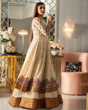 Naeema Butt Instagram - Wearing @saibia_wajihashoaib 👗 
Photos by @daniyalahmedofficial 👏 
Purse @mochari.pk 👜 
Make up by @nabila_salon 💄