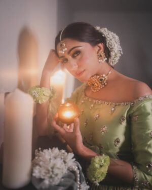 Naeema Butt Instagram - One of my most favorite makeup shoots l’ve done in the 🇺🇸x @naeemabutt - for @blush_and_blend 🤍

Styling by the best - @stylebyhassan //
@hassanabdullahofficial
@asianbrides_by_haroon - your outfits > 🤌🏻

NYC | shoot | bridal | celebrity

#naeemabutt #mehendi #bridal #shoot #blushandblend #nyc #ayeshaijazphotography #styledbyhassanabdullah