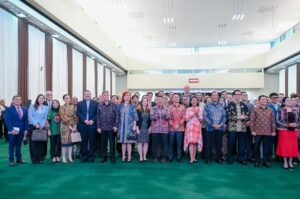 Nafa Urbach Instagram - Hubungan diplomatik yang kuat membuka banyak peluang kerja sama strategis bagi Indonesia. Hari ini, dalam rapat konsultasi pimpinan DPR RI bersama pimpinan Komisi I dan fraksi-fraksi, kami membahas pertimbangan dua calon duta besar yang akan mewakili negara sahabat, Kolombia dan Korea Selatan, di Indonesia.

Kehadiran duta besar baru diharapkan dapat semakin mempererat hubungan bilateral serta membuka peluang kolaborasi yang lebih luas di berbagai sektor. Semoga langkah ini membawa manfaat nyata bagi bangsa dan negara.✨️
