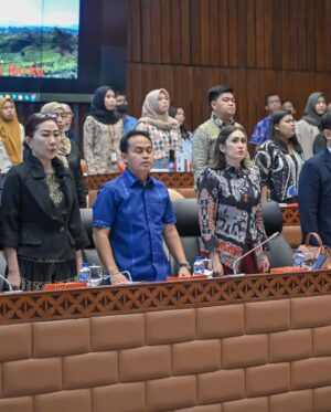 Nafa Urbach Instagram - Fraksi Partai NasDem DPR RI menggelar Diskusi Kelompok Terpumpun (Focus Group Discussion/FGD) dengan tema “dampak Putusan MK atas UU Cipta Kerja”  Dari diskusi yang telah dilaksanakan, ada beberapa point penting diantaranya :
- UU Ketenagakerjaan dipisahkan karna dinilai sulit di mengerti bagi masyarakat.
- Tenaga Kerja Indonesia harus di utamakan dari Tenaga Kerja Asing
- durasi kontrak kerja harus dipertegas 

Hal tersebut demi melindungi hak atas pekerja dan penghidupan yang layak bagi pekerja dan buruh.