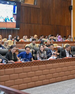 Nafa Urbach Instagram - Fraksi Partai NasDem DPR RI menggelar Diskusi Kelompok Terpumpun (Focus Group Discussion/FGD) dengan tema “dampak Putusan MK atas UU Cipta Kerja”  Dari diskusi yang telah dilaksanakan, ada beberapa point penting diantaranya :
- UU Ketenagakerjaan dipisahkan karna dinilai sulit di mengerti bagi masyarakat.
- Tenaga Kerja Indonesia harus di utamakan dari Tenaga Kerja Asing
- durasi kontrak kerja harus dipertegas 

Hal tersebut demi melindungi hak atas pekerja dan penghidupan yang layak bagi pekerja dan buruh.