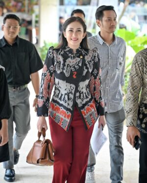 Nafa Urbach Instagram - Fraksi Partai NasDem DPR RI menggelar Diskusi Kelompok Terpumpun (Focus Group Discussion/FGD) dengan tema “dampak Putusan MK atas UU Cipta Kerja”  Dari diskusi yang telah dilaksanakan, ada beberapa point penting diantaranya :
- UU Ketenagakerjaan dipisahkan karna dinilai sulit di mengerti bagi masyarakat.
- Tenaga Kerja Indonesia harus di utamakan dari Tenaga Kerja Asing
- durasi kontrak kerja harus dipertegas 

Hal tersebut demi melindungi hak atas pekerja dan penghidupan yang layak bagi pekerja dan buruh.