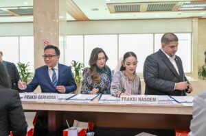 Nafa Urbach Instagram - mengikuti Rapat Paripurna dengan mendengarkan laporan hasil fit and proper test calon pimpinan KPK masa jabatan 2024 - 2029 dari komisi III DPR RI, Rapat Paripurna kali ini sekaligus  menjadi Penutupan masa persidangan 1 Tahun sidang 2024-2025 menjelang memasuki masa reses. 

Rapat berlangsung lancar dan penuh semangat. Semoga setiap keputusan yang di ambil menjadi langkah maju bagi bangsa dan masyarakat Indonesia 🇮🇩