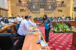 Nafa Urbach Instagram - Program Makan Bergizi Gratis menjadi salah satu langkah nyata menuju Indonesia Emas 2045. Rapat dengar pendapat Badan Gizi Nasional dan Komisi IX DPR RI menyampaikan skema penyaluran makan bergizi gratis dirancang secara strategis:
1. Dapur pusat oleh Badan Gizi Nasional
2. Dapur di sekolah & pesantren dengan siswa minimal 2.000 orang
3. Pelayanan khusus daerah terpencil

Melalui langkah ini, kita bersama mewujudkan generasi sehat, kuat, dan cerdas🇮🇩
