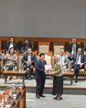 Nafa Urbach Instagram - Hari ini, 4 Februari 2025, Rapat Paripurna DPR RI ke - 12 dalam Masa Persidangan II dimulai dengan prosesi pelantikan Pengganti Antarwaktu (PAW) Anggota DPR RI dan MPR RI untuk masa jabatan 2024-2029. Rapat berlanjut ke pembicaraan tingkat II dengan pengambilan keputusan terhadap RUU Perubahan Ketiga atas Undang-Undang Nomor 19 Tahun 2003 tentang Badan Usaha Milik Negara (BUMN).

Beralih ke agenda berikutnya DPR RI menyetujui permohonan naturalisasi Ole Romeny, Dion Markx, dan Tim Geypens, yang ketiganya merupakan pemain sepak bola. sebelum akhirnya rapat ditutup dengan laporan Badan Legislasi DPR RI mengenai hasil pembahasan revisi Peraturan DPR RI Nomor 1 Tahun 2020 tentang Tata Tertib.

Semoga keputusan yang dihasilkan dalam rapat hari ini dapat memberikan manfaat bagi masyarakat serta memperkuat tata kelola negara yang baik 🇮🇩✨️