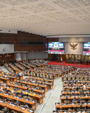 Nafa Urbach Instagram - Hari ini, 4 Februari 2025, Rapat Paripurna DPR RI ke - 12 dalam Masa Persidangan II dimulai dengan prosesi pelantikan Pengganti Antarwaktu (PAW) Anggota DPR RI dan MPR RI untuk masa jabatan 2024-2029. Rapat berlanjut ke pembicaraan tingkat II dengan pengambilan keputusan terhadap RUU Perubahan Ketiga atas Undang-Undang Nomor 19 Tahun 2003 tentang Badan Usaha Milik Negara (BUMN).

Beralih ke agenda berikutnya DPR RI menyetujui permohonan naturalisasi Ole Romeny, Dion Markx, dan Tim Geypens, yang ketiganya merupakan pemain sepak bola. sebelum akhirnya rapat ditutup dengan laporan Badan Legislasi DPR RI mengenai hasil pembahasan revisi Peraturan DPR RI Nomor 1 Tahun 2020 tentang Tata Tertib.

Semoga keputusan yang dihasilkan dalam rapat hari ini dapat memberikan manfaat bagi masyarakat serta memperkuat tata kelola negara yang baik 🇮🇩✨️