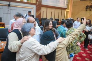 Nafa Urbach Instagram - Program Makan Bergizi Gratis menjadi salah satu langkah nyata menuju Indonesia Emas 2045. Rapat dengar pendapat Badan Gizi Nasional dan Komisi IX DPR RI menyampaikan skema penyaluran makan bergizi gratis dirancang secara strategis:
1. Dapur pusat oleh Badan Gizi Nasional
2. Dapur di sekolah & pesantren dengan siswa minimal 2.000 orang
3. Pelayanan khusus daerah terpencil

Melalui langkah ini, kita bersama mewujudkan generasi sehat, kuat, dan cerdas🇮🇩