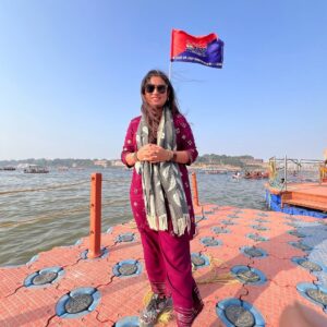 Naini Jain Instagram - आज की तस्वीर है यमुना तट वीआईपी घाट से 🙏🏾
Mesmerising view from Yamuna ghat 🫶

#mahakumbh #yamunaghat #bluesky #instaphoto #travelphotography #travelgram #tbt