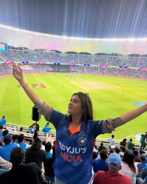 Naira Shah Instagram - India vs Pakistan 
It’s a feeling…. We can’t discribe!!!
Proudly witnessed India win. 
Congratulations indiaaaaa! 🤗💕🥳🥳🥳🤩
#dubai#cricket#indiavspakistan#loveit