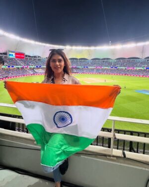 Naira Shah Instagram - India vs Pakistan 
It’s a feeling…. We can’t discribe!!!
Proudly witnessed India win. 
Congratulations indiaaaaa! 🤗💕🥳🥳🥳🤩
#dubai#cricket#indiavspakistan#loveit