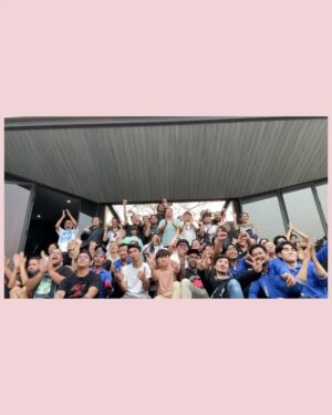 Nalinthip Sakulongumpai Instagram - #DearMySecretary ถึงตอนจบแล้ว🥹 เป็นอีกเรื่องที่ไม่รู้จะเริ่มยังไงเลย คืออยากบอกว่าภูมิใจและดีใจมากๆ ที่ได้เล่นเรื่องนี้ ใจมันฟูแบบบอกไม่ถูก มันสนุก น่ารัก อบอุ่น ถึงซีรีส์จะถ่ายจบแล้ว แต่ยังคิดถึงความสนุกตอนที่พวกเราถ่ายด้วยกันอยู่เลย ไม่อยากให้จบเลยเอาจริงๆ

ขอบคุณ @truecjcreations นะคะ ที่ทำให้ความฝันในการเล่นซีรีส์เรื่องนี้ของบัวเป็นจริง ดีใจและภูมิใจที่สุดที่ได้เป็น เลขาพรีม ค่ะ
ขอบคุณ พี่ตุ๋ย @amarujisan ที่ทำให้กองถ่ายเต็มไปด้วยเสียงหัวเราะ และมีอะไรให้เซอร์ไพรส์ตลอดเวลา
ขอบคุณ ทีมเขียนบทและทีมงานทุกๆฝ่าย ที่ใส่ใจกันมากๆ ทุกคนน่ารักสุดๆเลย

ส่วนนักแสดง ต้องบอกเลยว่านี่เป็น 1 ในเรื่องที่ดีใจมากที่ได้เจอทุกคน รู้สึกเหมือนไปทำงานที่ไม่ได้ทำงานเลย แคสติ้งเป๊ะเกินนน แล้วก็ไม่คิดว่าจะได้เพื่อนใหม่ๆที่เหมือนเซฟโซนเพิ่มมาด้วย ขอบคุณที่ทำให้คนน่ารักๆอย่างพวกเราโคจรมาเจอกันนะ 🥰 

สุดท้าย ขอบคุณ ทุกคนที่ติดตามและรับชมมากๆ นะคะ ดีใจที่ทุกคนชอบและหัวเราะไปด้วยกัน เพราะพวกเราก็แฮปปี้สุดๆ เหมือนกันค่ะ

ทั้งหมดทั้งมวลของเรื่องนี้จะเปนอีก 1 เรื่องที่อยู่ในใจบัวเลย 
รักนะ #บอสมั่นหน้ากับเลขาตัวตึง 🫶🏻