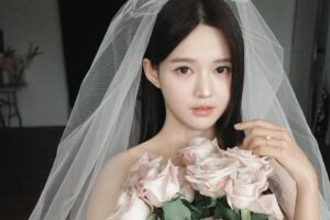 Nam Bo-ra Instagram - Wedding photo💍
Makeup. @chohee.cho 
Hair. @hj3340 
Planner. @jun.0706 
Photo. @h_c_h_c_h 
Studio. @muistudio 
Flower. @romantic_joy 
Dress. @bridalonu_official