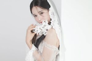 Nam Bo-ra Instagram - Wedding photo💍
Makeup. @chohee.cho 
Hair. @hj3340 
Planner. @jun.0706 
Photo. @h_c_h_c_h 
Studio. @muistudio 
Flower. @romantic_joy 
Dress. @bridalonu_official