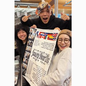 Nao Instagram - .
20代最後にお休みをいただいて一人韓国旅行へ

サイネージに作品を流して迎えてくれた優しい皮膚科のスタッフさん
happy birthdayと見間違えて買った100日記念の風船
こっそり一人でろうそくをさして食べた朝のフレンチトースト
沢山遊んでくれた韓国のお友達のみんな
滞在中に日本から来てくれた大切な人達

そして「東京サラダボウル」で出会った
@balmingtiger の皆さん

大好きな人たちと過ごせた最高の思い出です。

支えてくれた家族と、20代の私と過ごしてくれた全ての人、
いろんなことを諦めずに踏ん張ってくれた20代の私
そして応援してくださった皆さま、本当にありがとうございました。

明日は、ささやかなお知らせがあります。
おやすみなさい😌