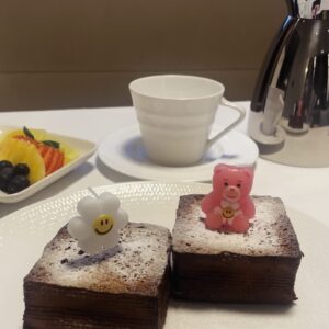 Nao Instagram - .
20代最後にお休みをいただいて一人韓国旅行へ

サイネージに作品を流して迎えてくれた優しい皮膚科のスタッフさん
happy birthdayと見間違えて買った100日記念の風船
こっそり一人でろうそくをさして食べた朝のフレンチトースト
沢山遊んでくれた韓国のお友達のみんな
滞在中に日本から来てくれた大切な人達

そして「東京サラダボウル」で出会った
@balmingtiger の皆さん

大好きな人たちと過ごせた最高の思い出です。

支えてくれた家族と、20代の私と過ごしてくれた全ての人、
いろんなことを諦めずに踏ん張ってくれた20代の私
そして応援してくださった皆さま、本当にありがとうございました。

明日は、ささやかなお知らせがあります。
おやすみなさい😌