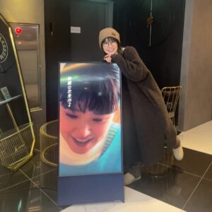 Nao Instagram - .
20代最後にお休みをいただいて一人韓国旅行へ

サイネージに作品を流して迎えてくれた優しい皮膚科のスタッフさん
happy birthdayと見間違えて買った100日記念の風船
こっそり一人でろうそくをさして食べた朝のフレンチトースト
沢山遊んでくれた韓国のお友達のみんな
滞在中に日本から来てくれた大切な人達

そして「東京サラダボウル」で出会った
@balmingtiger の皆さん

大好きな人たちと過ごせた最高の思い出です。

支えてくれた家族と、20代の私と過ごしてくれた全ての人、
いろんなことを諦めずに踏ん張ってくれた20代の私
そして応援してくださった皆さま、本当にありがとうございました。

明日は、ささやかなお知らせがあります。
おやすみなさい😌