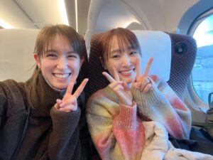 Naomi Trauden Instagram - ゆうかちゃんとばったり😳

このあいだ京都での仕事終わりに実家よって両親と藤森神社にお参りに行ったんです。
そのあとそのまま新幹線に乗って東京へ戻ろうと思ったら、びっくり。同じ車両の同じ列、通路挟んで反対側にゆうかちゃんがいるではありませんか！🤣

藤森神社は勝ち運と馬の神様がいらっしゃるということで、最近では馬関係者の参拝も多いらしく、とても可愛い馬のお守りを私もいくつか手に入れていました。
だから、これは馬の神様の思し召しだと思って、１つゆうかちゃんにおすそ分けしました🐴

びっくり嬉しい1日でした。笑

#菅井友香 さん
#京都