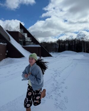 Naomi Yeo Instagram - First time ever in Hokkaido & it’s true what they say … the snow here hits different *ೃ༄🎐❄️🏂🌨️🏔️☃️⋆ ˚｡♡ 

Would you eat ice cream in the freezing cold? 🥶