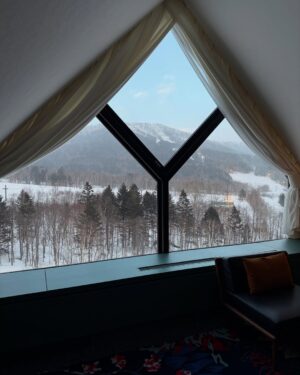 Naomi Yeo Instagram - First time ever in Hokkaido & it’s true what they say … the snow here hits different *ೃ༄🎐❄️🏂🌨️🏔️☃️⋆ ˚｡♡ 

Would you eat ice cream in the freezing cold? 🥶
