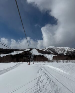 Naomi Yeo Instagram - First time ever in Hokkaido & it’s true what they say … the snow here hits different *ೃ༄🎐❄️🏂🌨️🏔️☃️⋆ ˚｡♡ 

Would you eat ice cream in the freezing cold? 🥶